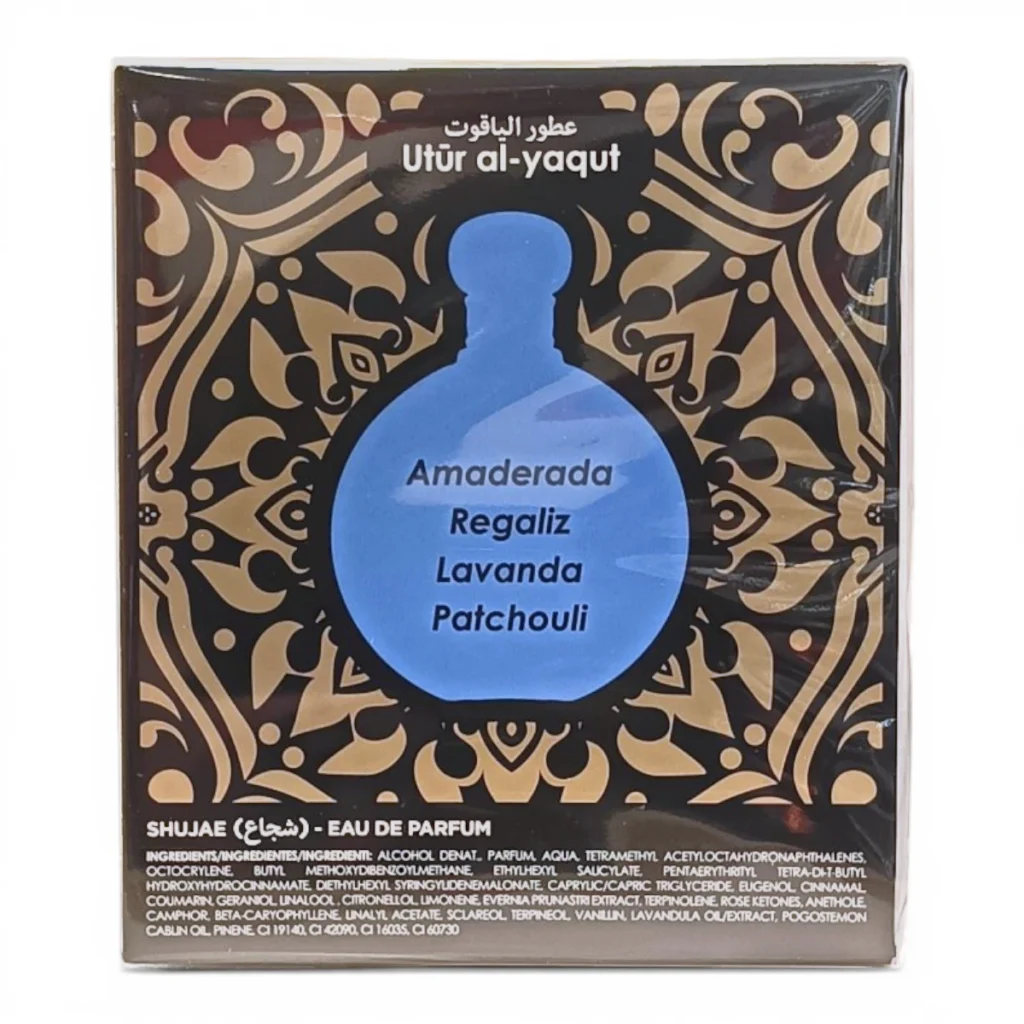 Una caja de perfume con la etiqueta Utúr al-yaqut presenta un diseño de frasco azul con las notas olfativas: Amaderada, Regaliz, Lavanda y Pachulí, sobre un fondo decorativo negro y dorado. Una caja de perfume con la etiqueta Utúr al-yaqut presenta un diseño de frasco azul con las notas olfativas: Amaderada, Regaliz, Lavanda y Pachulí, sobre un fondo decorativo negro y dorado.