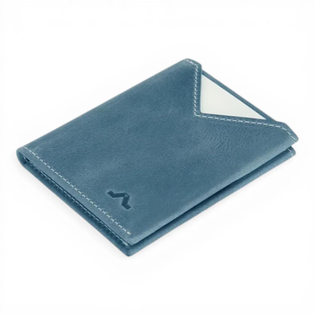 Cartera de piel azul de diseño sencillo, con un pespunte diagonal y una tarjeta parcialmente visible en un bolsillo, sobre fondo blanco.