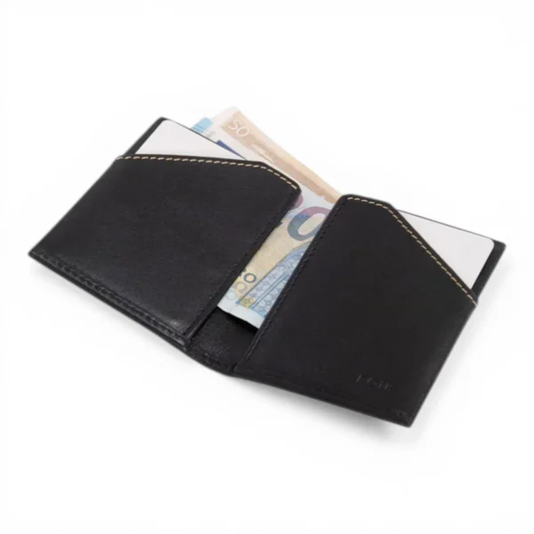 Una cartera de cuero negro está abierta, con billetes y tarjetas parcialmente metidos en los bolsillos, sobre un fondo blanco.