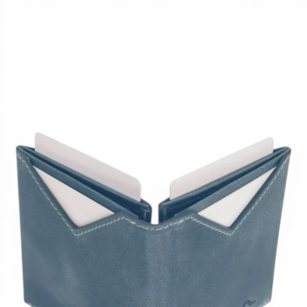 Una cartera de cuero azul está abierta, mostrando dos tarjetas blancas insertadas en sus ranuras sobre un fondo blanco. Una cartera de cuero azul está abierta, mostrando dos tarjetas blancas insertadas en sus ranuras sobre un fondo blanco.