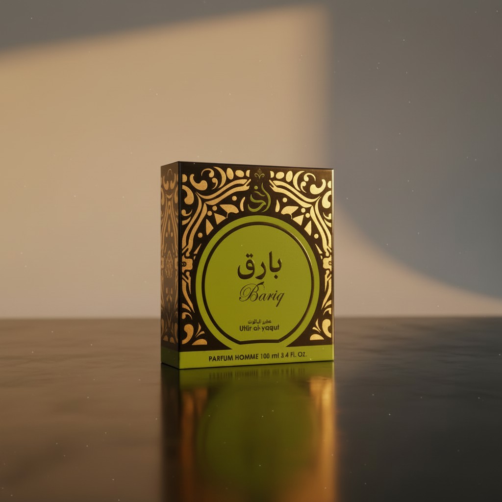 Sobre una superficie reflectante y un fondo neutro suavemente iluminado, aparece un estuche de perfume verde y dorado con la inscripción Bariq, con caracteres árabes y elegantes motivos ornamentales.