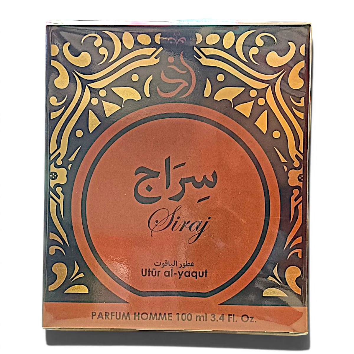Una caja de perfume etiquetada como Siraj con motivos decorativos dorados y negros, texto en árabe e inglés y las palabras Utūr al-yaqut y PARFUM HOMME 100 ml 3.4 Fl. Oz. en la parte delantera.
