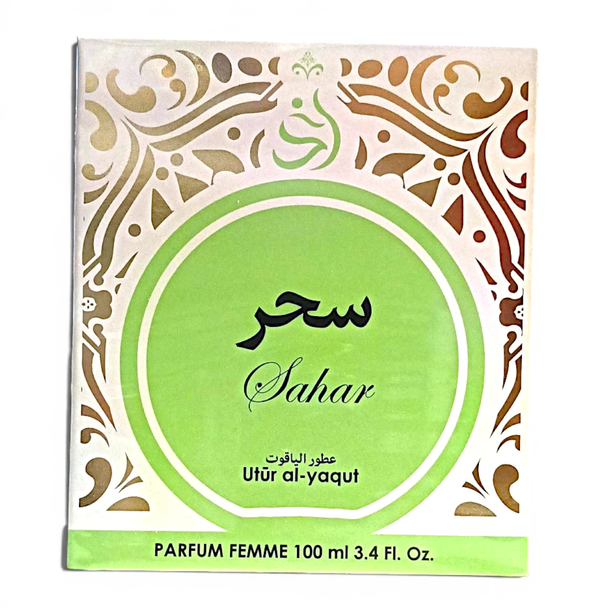 Caja de perfume etiquetada Sahar con escritura árabe, motivos decorativos dorados y un círculo verde. El texto incluye Utûr al-yaqut, PARFUM FEMME 100 ml 3.4 Fl. Oz. y texto adicional en árabe.