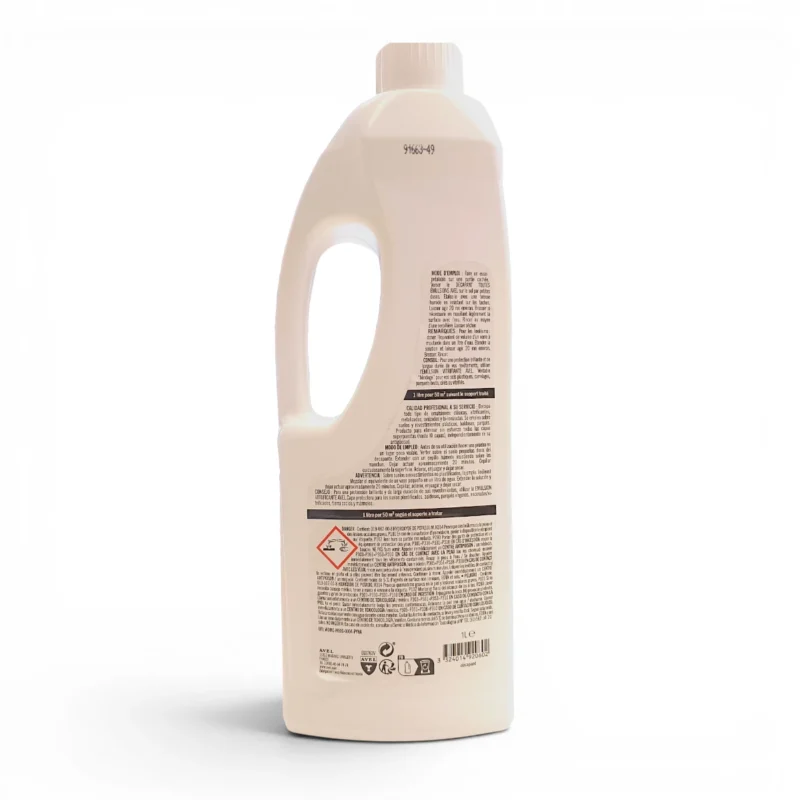 Una botella de plástico blanca con asa y tapón blanco, etiquetada como «Decapante para emulsiones de suelos Avel 1L», muestra su contraetiqueta con texto y símbolos de peligro sobre un fondo blanco liso. Una botella de plástico blanca con asa y tapón blanco, etiquetada como "Decapante para emulsiones de suelos Avel 1L", muestra su contraetiqueta con texto y símbolos de peligro sobre un fondo blanco liso.