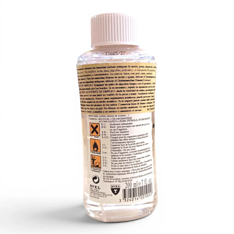Una botella de plástico transparente con tapón blanco, que contiene 200 ml de líquido. La etiqueta incluye símbolos de seguridad, advertencias e instrucciones en español. El producto es de la marca Avel y está destinado a la eliminación de manchas. Una botella de plástico transparente con tapón blanco, que contiene 200 ml de líquido. La etiqueta incluye símbolos de seguridad, advertencias e instrucciones en español. El producto es de la marca Avel y está destinado a la eliminación de manchas.