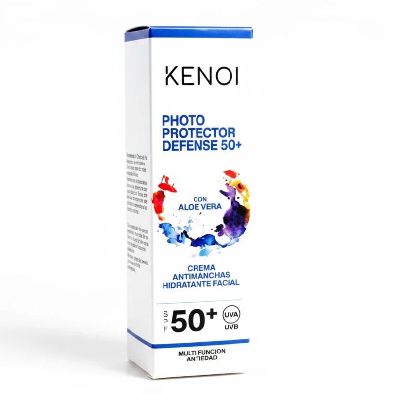 Una caja rectangular blanca de la crema solar facial «Kenoi Photo Protector Defense 50+» con aloe vera, SPF 50+, protección UVA/UVB y un diseño abstracto a todo color en la parte delantera. El texto destaca sus propiedades anti-manchas e hidratantes. Una caja rectangular blanca de la crema solar facial «Kenoi Photo Protector Defense 50+» con aloe vera, SPF 50+, protección UVA/UVB y un diseño abstracto a todo color en la parte delantera. El texto destaca sus propiedades anti-manchas e hidratantes.