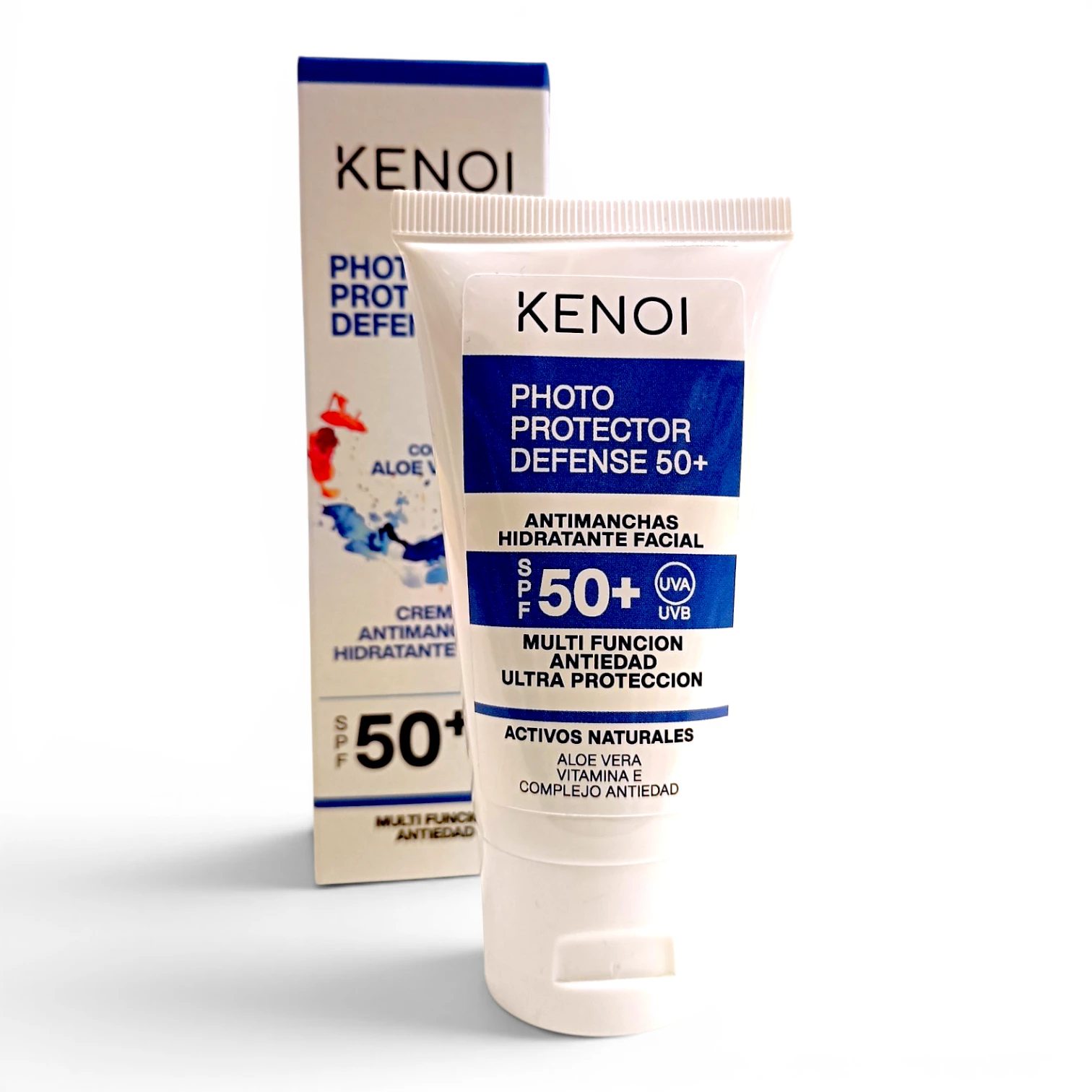 Delante de su caja se ve un tubo de protector solar facial Kenoi Photo Protector Defense 50+. El producto destaca por su SPF 50+, su acción antimanchas, hidratante y antienvejecimiento, así como por su ultraprotección con ingredientes naturales.