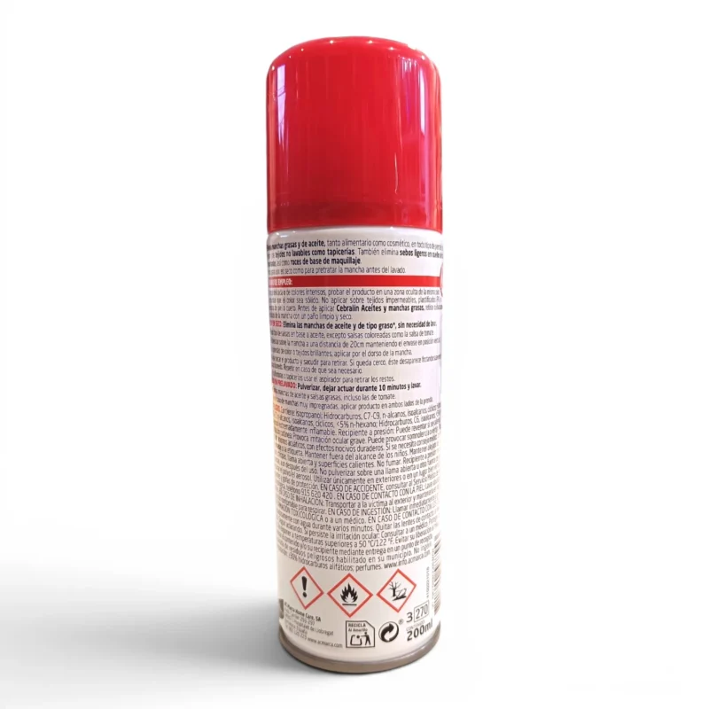Se muestra un bote de aerosol con tapón rojo y una etiqueta blanca en la que figuran pequeñas instrucciones multilingües sobre seguridad y uso, así como símbolos de advertencia, colocado en posición vertical sobre un fondo blanco. Se muestra un bote de aerosol con tapón rojo y una etiqueta blanca en la que figuran pequeñas instrucciones multilingües sobre seguridad y uso, así como símbolos de advertencia, colocado en posición vertical sobre un fondo blanco.