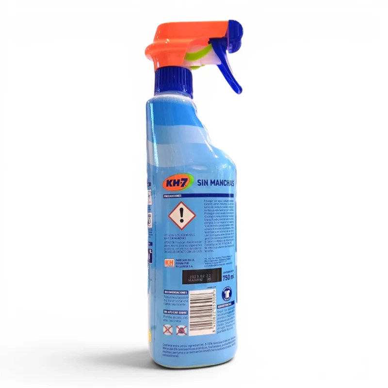 Un frasco pulverizador azul del limpiador KH-7 con una boquilla naranja, en el que se ve la etiqueta trasera con la información del producto, el símbolo de advertencia de peligro y texto en español. Un frasco pulverizador azul del limpiador KH-7 con una boquilla naranja, en el que se ve la etiqueta trasera con la información del producto, el símbolo de advertencia de peligro y texto en español.