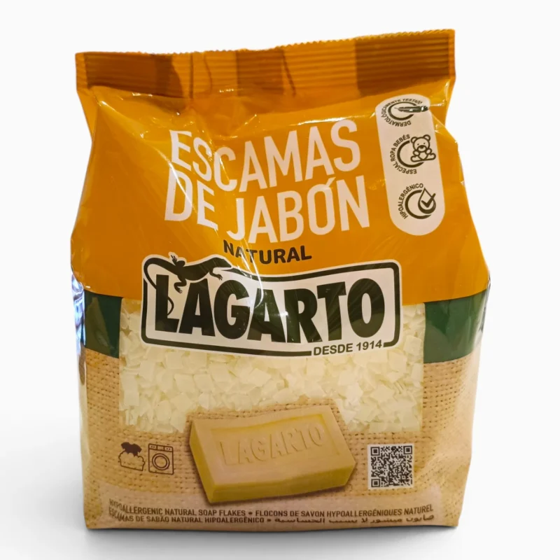 Una bolsa amarilla y blanca de escamas de jabón natural Lagarto, con una imagen de jabón y escamas de jabón en la parte delantera, junto con el texto en español «Escamas de jabón natural» y un código QR en la esquina inferior derecha.