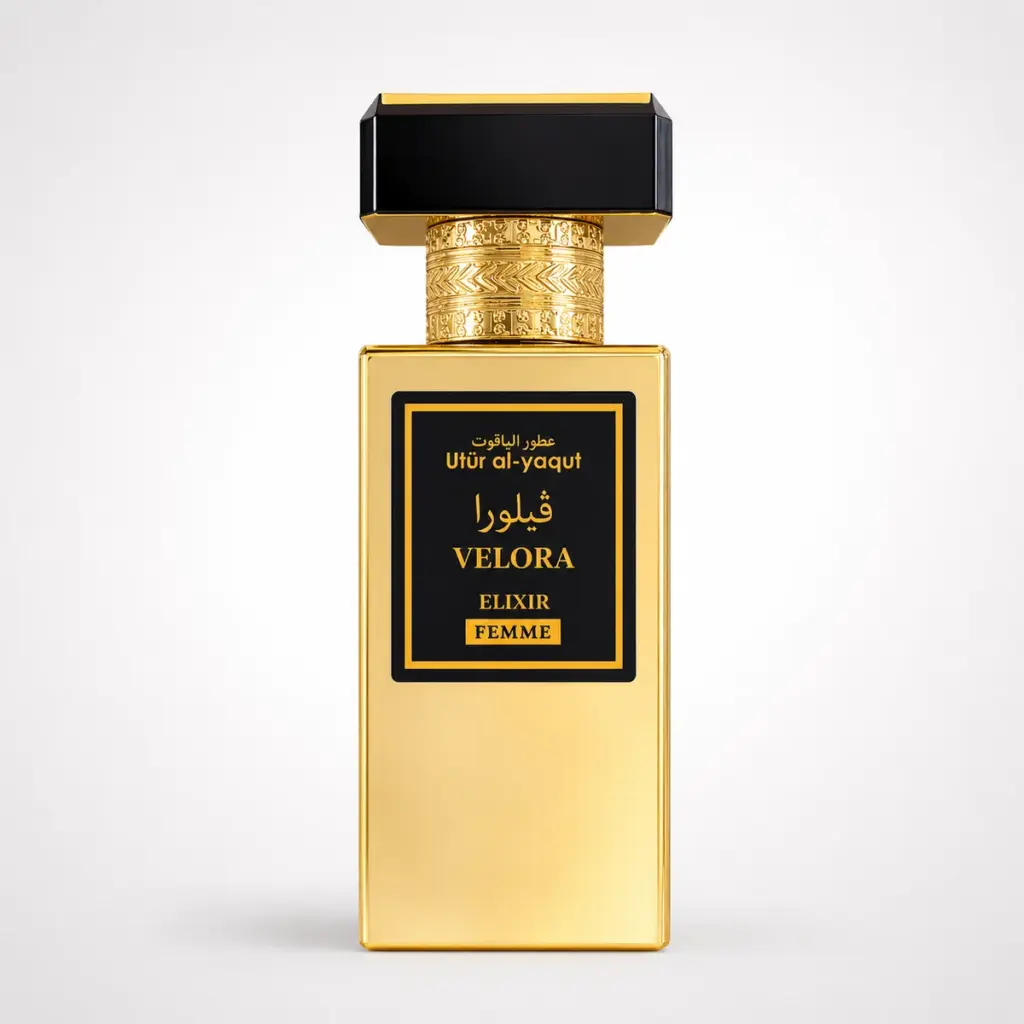 Un frasco de perfume rectangular de color dorado con la etiqueta «VELORA ELIXIR FEMME», detalles en negro y dorado, un intrincado diseño dorado en el cuello y escritura árabe sobre la etiqueta, todo ello sobre un fondo blanco liso.