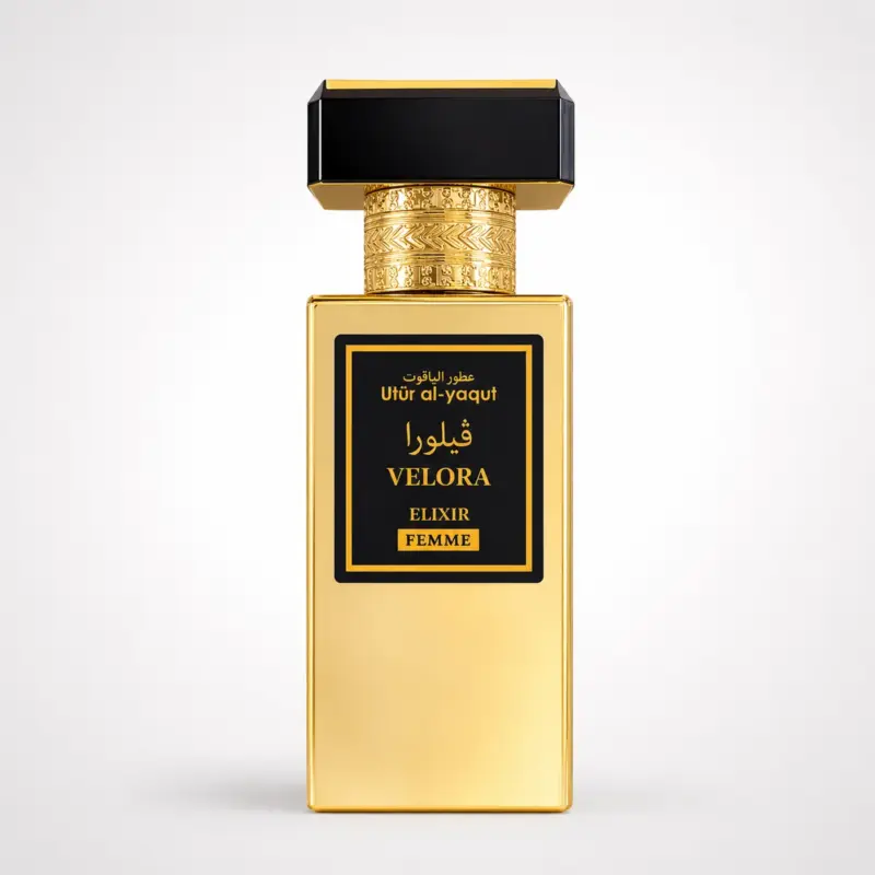 Un frasco de perfume rectangular de color dorado con la etiqueta «VELORA ELIXIR FEMME», detalles en negro y dorado, un intrincado diseño dorado en el cuello y escritura árabe sobre la etiqueta, todo ello sobre un fondo blanco liso.