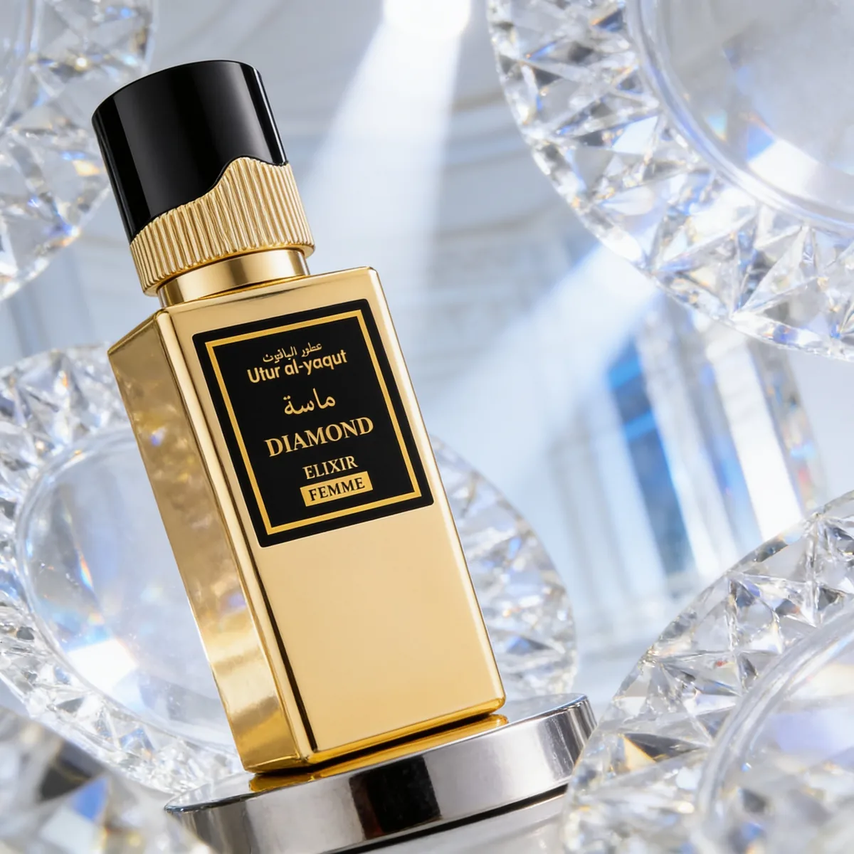 Un frasco de perfume dorado con la etiqueta «Diamond Elixir Femme» se alza entre figuras de cristal transparente y facetado que reflejan la luz. El fondo es suave y elegante, lo que resalta el estilo lujoso del producto.