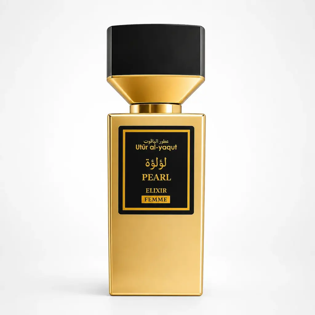 Un frasco de perfume rectangular de color dorado con un tapón negro. En la etiqueta se lee «Utur al yaqūt, PEARL, ELIXIR FEMME» en letras doradas y negras, con escritura árabe encima y debajo de las palabras en inglés.