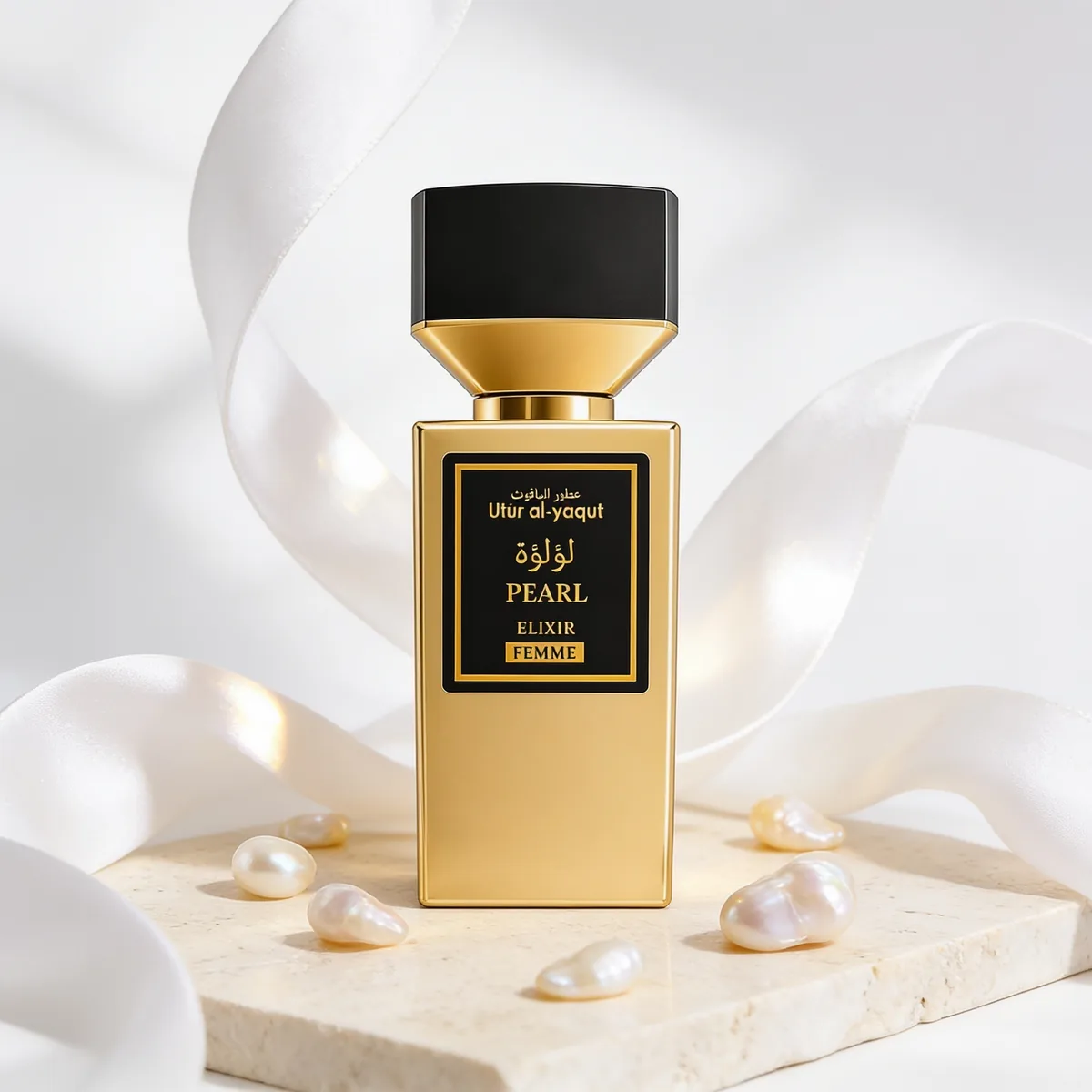 Un frasco de perfume dorado con la etiqueta «Pearl Elixir Femme» descansa sobre una losa de mármol con perlas esparcidas; en el fondo se ve una cinta de satén blanco que traza una curva.