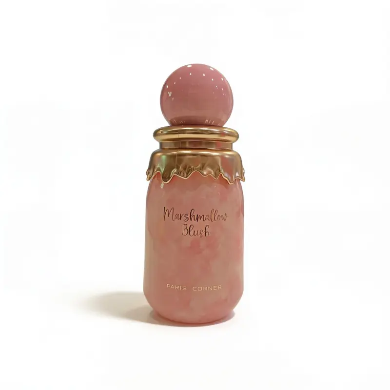 Un frasco de perfume rosa con la etiqueta «Marshmallow Blush» de Paris Corner, con un tapón redondo y detalles dorados en el cuello, sobre un fondo blanco liso.