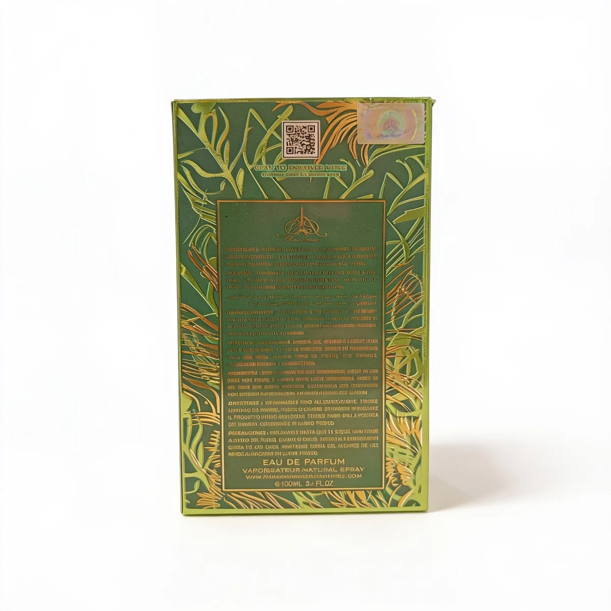 Caja de perfume verde y dorada con un diseño de hojas, que incluye un bloque de texto central, un código QR y una pegatina holográfica en la parte superior. En la parte inferior de la caja se lee «Eau de Parfum».