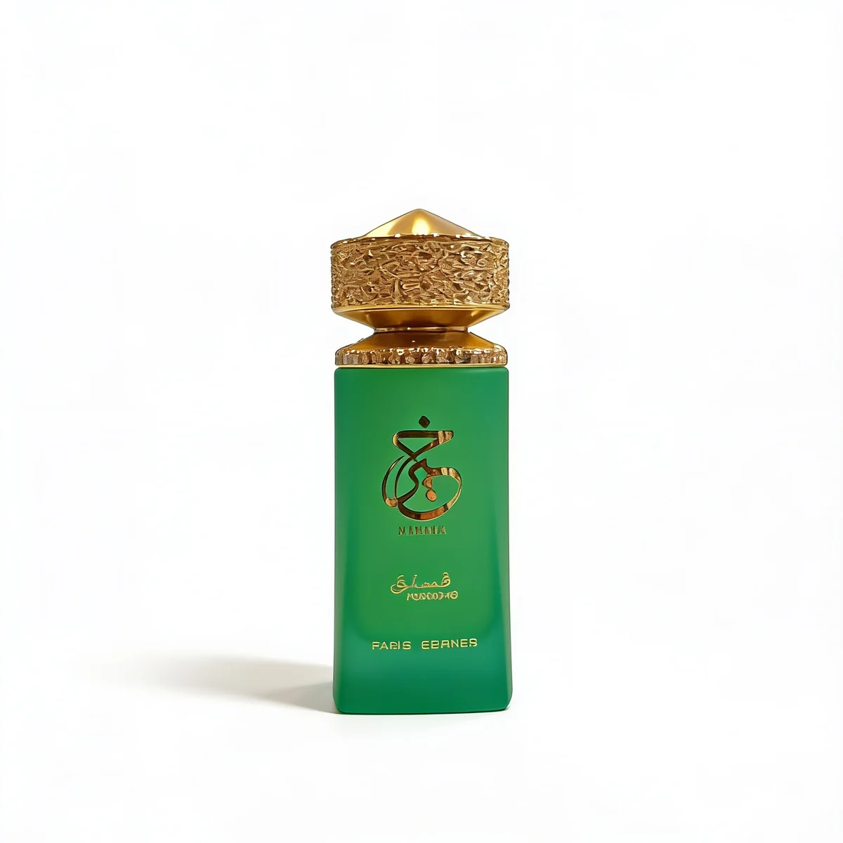 Un frasco de perfume verde con inscripciones en árabe doradas y un tapón dorado ornamentado, colocado en posición vertical sobre un fondo blanco liso. En la parte inferior del frasco se lee «Paris Corner».