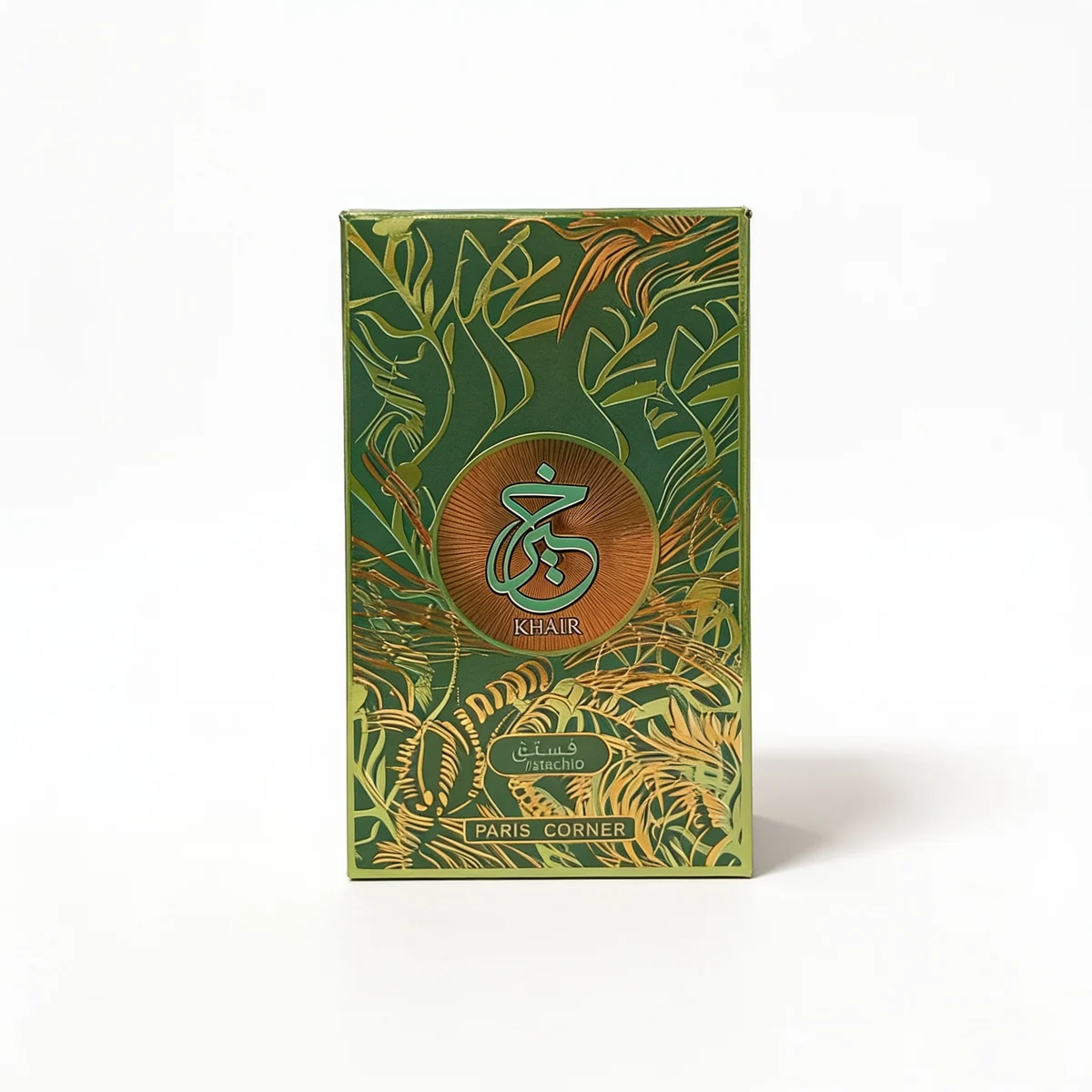 Una caja de perfume rectangular de color verde y dorado con motivos de hojas, escritura árabe y la palabra «KHAIR» en el centro. En la parte inferior de la caja también se lee «Paris Corner».