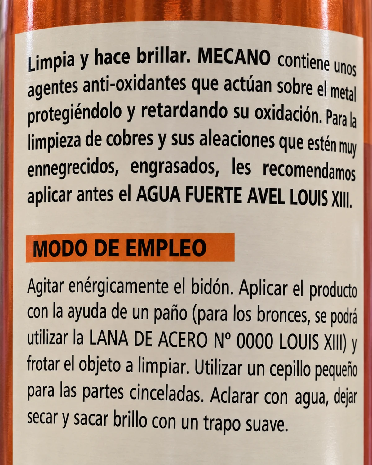Etiqueta de un producto de limpieza en español con instrucciones y indicaciones de uso en negrita para limpiar y abrillantar metales, en las que se mencionan específicamente el cobre y sus aleaciones. Incluye una sección titulada MODO DE EMPLEO con los pasos de aplicación.